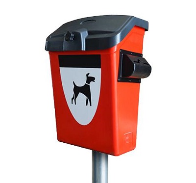 I cestini installati a Correzzana per la raccolta delle deiezioni canine